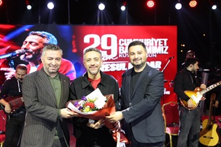 KÂĞITHANE’DE CUMHURİYET BAYRAMI RESUL DİNDAR ŞARKILARIYLA RENKLENDİ